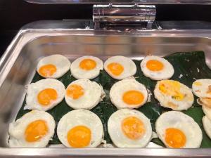 a tray filled with eggs on top of a banana at M Hotel Danok in Sadao
