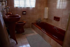 伯諾尼的住宿－Ailani Grey，带浴缸、卫生间和盥洗盆的浴室