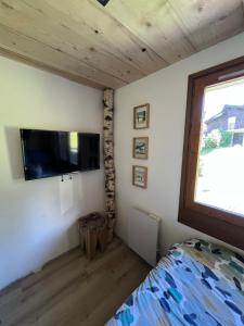 Televízia a/alebo spoločenská miestnosť v ubytovaní Le Sapin B19 Megeve - Demi Quartier
