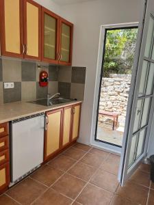 Fotografia z galérie ubytovania Small, 2 bedroom house, 50 m from the sea, with personal pool v destinácii Vrboska