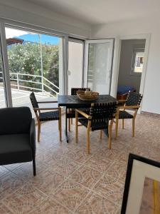 Fotografia z galérie ubytovania Small, 2 bedroom house, 50 m from the sea, with personal pool v destinácii Vrboska