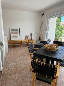 uma sala de estar com mesa e cadeiras em Small, 2 bedroom house, 50 m from the sea em Vrboska
