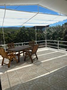 Fotografia z galérie ubytovania Small, 2 bedroom house, 50 m from the sea, with personal pool v destinácii Vrboska