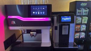- une machine à café assise à côté d'un distributeur de boissons dans l'établissement Budget Hotel Le Beau Rivage, à Middelbourg
