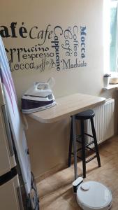 un bancone della cucina con scrivania e telefono di ALBATROS a Gdynia