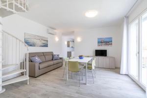 a living room with a couch and a table at Venice Golf residence in Venice-Lido