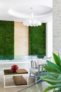 a living room with a green wall at Giardino Dei Pini in Alliste