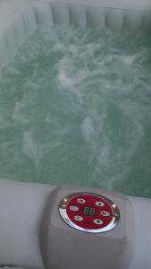 una bañera llena de agua con un letrero. en Stunning 1-Bed Cabin in Bromley with hot tub, en Bromley