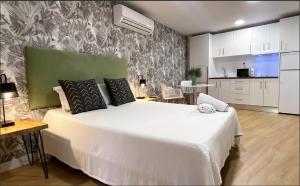 Łóżko lub łóżka w pokoju w obiekcie Merced10 3E