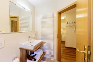 a bathroom with a sink and a mirror at Haus am Mühlenweg - Appartement 4 Haus I - sonniges und modernes Ferienappartement in Bad Wörishofen +45 photos