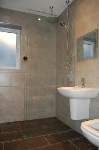Koupelna v ubytování Beautiful, Modern Villa 5 mins walk from the Stunning Bay at Trearddur + 12 fotografií