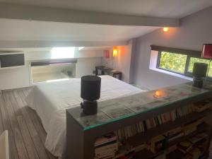 Łóżko lub łóżka w pokoju w obiekcie Maison de charme avec piscine et jacuzzi dans cadre exceptionnel proche Marseille