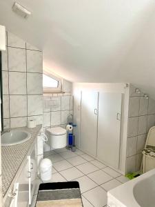 Ένα μπάνιο στο Möblierte 3 Zimmer Apartment - Mit Smart TV, Wlan und kostenfreie Parkplätze