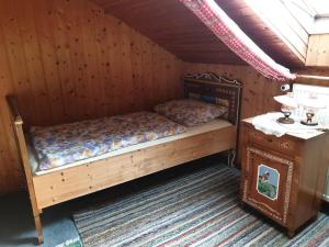 uma cama num quarto de madeira com uma mesa em Ferienwohnung Haus Veronika em Wegscheid