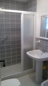 a bathroom with a shower and a toilet and a sink at Precioso apartamento costa Murciana in Puerto de Mazarrón
