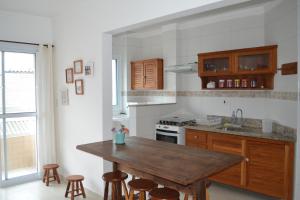 Kitchen o kitchenette sa Apto Canto do Forte, iluminado e arejado.
