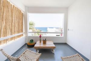 YAZ Yalıkavak في ياليكافاك: غرفة بها طاولة وكرسيين ونافذة