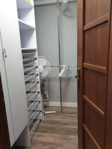 Habitación con armario y puerta de cristal. en Apartament Barcelona, en Kielce