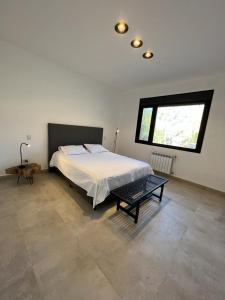 een slaapkamer met een groot bed en een raam bij Casita de Purmamarca in Purmamarca