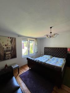 um quarto com uma cama, um sofá e uma janela em Dedinky Lakeview Cottage em Dedinky
