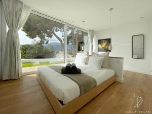 1 dormitorio con 1 cama grande y ventana grande en Villa Velas, en La Herradura