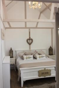 En eller flere senger på et rom på Beautiful Barn Conversion, 3 Bed, hot tub, sauna, gym, enclosed garden