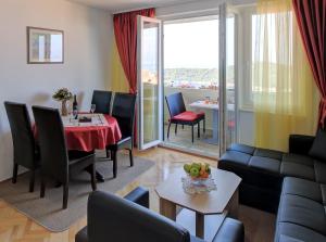 Posedenie v ubytovaní Blue Harmony Sea View Apartment