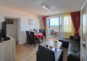 Posedenie v ubytovaní Blue Harmony Sea View Apartment