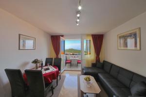 Posedenie v ubytovaní Blue Harmony Sea View Apartment