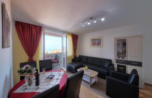 uma sala de estar com uma mesa e um sofá e uma sala de estar em Blue Harmony Sea View Apartment em Dubrovnik