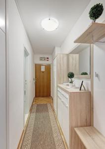 Kuchyňa alebo kuchynka v ubytovaní Blue Harmony Sea View Apartment + 27 fotografií