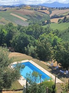 un’immagine di una piscina in un campo di Borgo Loretello a Loretello
