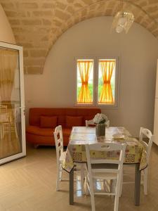 - un salon avec une table, des chaises et un canapé dans l'établissement Casa Monica, à Torre Vado