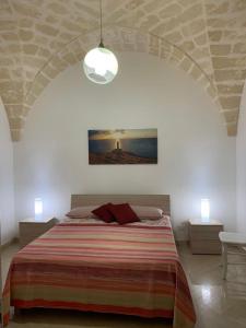 - une chambre blanche avec un grand lit dans l'établissement Casa Monica, à Torre Vado