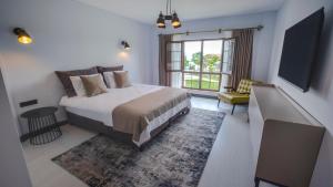 a bedroom with a bed and a tv in it at Ortel Inn in Ordu