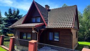 a house with a gambrel roof at Domek Zacisze in Laskowa