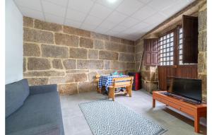 uma sala de estar com um sofá, uma televisão e uma mesa em Beautiful Apartment In A Arnoia With Kitchen em Arnoia