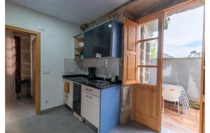 een keuken met een wastafel en een groot raam bij Beautiful Apartment In A Arnoia With Kitchen in Arnoia