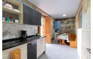uma cozinha com um lavatório e uma mesa em Beautiful Apartment In A Arnoia With Kitchen em Arnoia