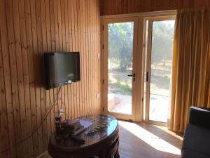TV a/nebo společenská místnost v ubytování Pervolaris Cottages 1