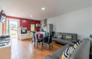 A kitchen or kitchenette at 3 Bedroom Nice Apartment In A Arnoia