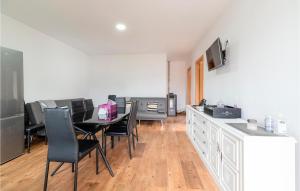 A kitchen or kitchenette at 3 Bedroom Nice Apartment In A Arnoia