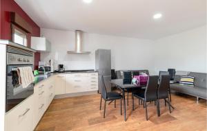 A kitchen or kitchenette at 3 Bedroom Nice Apartment In A Arnoia