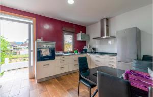 A kitchen or kitchenette at 3 Bedroom Nice Apartment In A Arnoia