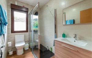 A bathroom at 3 Bedroom Nice Apartment In A Arnoia