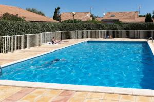 Bazén v ubytovaní Gruissanne - Maison avec piscine, à 150m de la plage alebo v jeho blízkosti