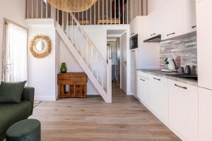 Kuchyňa alebo kuchynka v ubytovaní Gruissanne - Maison avec piscine, à 150m de la plage