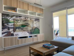 Televízia a/alebo spoločenská miestnosť v ubytovaní Apartment Vue Mer