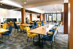 ブジェクにあるHotel Antonio Conferenceの部屋に木製のテーブルと椅子が置かれたレストラン