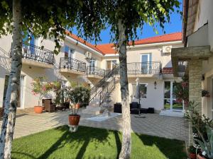 Tòa nhà nơi nhà nghỉ ven đường tọa lạc